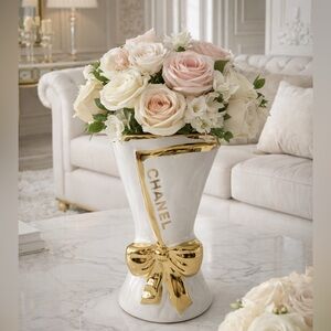 ❗️LAST❗️Luxurious Gold and White Vase ❗️WILL NOT RESTOCK❗️